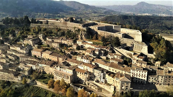 Castelli e fortificazioni in Abruzzo dal VI al XVI secolo